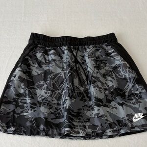 Nike Women's Camouflage Skirt - Black and Gray, Size Medium